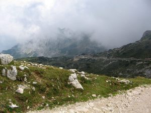 Cade durante l'escursione e si ferisce alla testa, 72enne recuperato dal Soccorso alpino