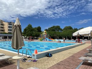 Molesta e importuna i bagnanti in piscina, pregiudicato fermato con otto coltelli