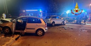 Frontale tra auto, due feriti