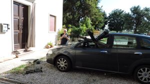 Maltempo nel Vicentino, il vento fa cadere la croce del campanile sull'auto del parroco