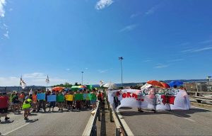 No tav, gli attivisti bloccano Ponte Alto: la polizia interviene con gli idranti