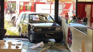 Auto esce di strada e sfonda la vetrina del bar, panico tra i clienti