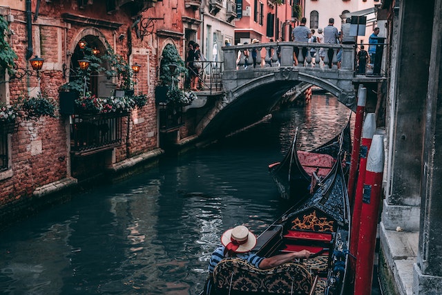 This image has an empty alt attribute; its file name is Venezia.jpg