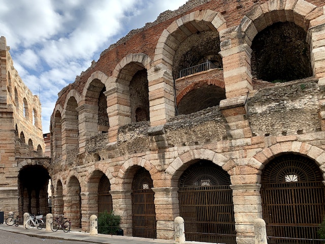 This image has an empty alt attribute; its file name is Verona.jpg