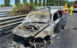 Anomalia all'auto, conducente accosta e divampa l'incendio
