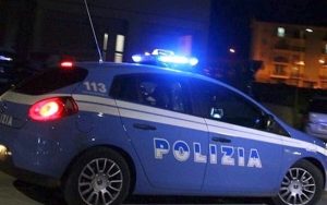 Vede la polizia, getta la coca in un giardino e scappa in bici: fermato e denunciato per spaccio