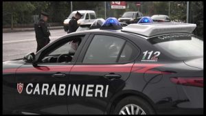 Sorpresi a fotografe le abitazioni, in auto piedi di porco e mazzette: denunciati