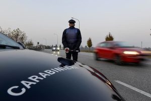 Coinvolto in un incidente stradale abbandona l'auto e poi finge il furto: denunciato