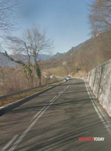 Auto a zig zag sul Costo, tre motociclisti la “scortano" al parcheggio