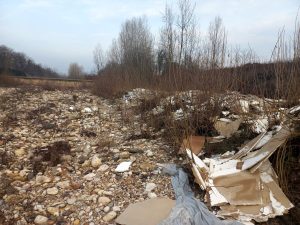 Detriti di cartongesso nel fiume, preso e multato il responsabile