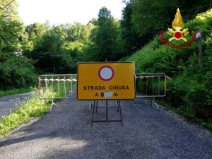 Frana la roccia, sulla strada si accumulano tre metri di detriti