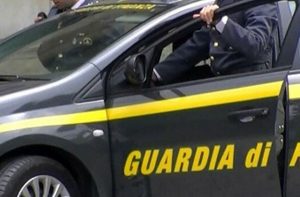 Blitz nei finanzieri nell'appartamento dello spaccio, un pusher si butta dalla finestra e finisce in ospedale