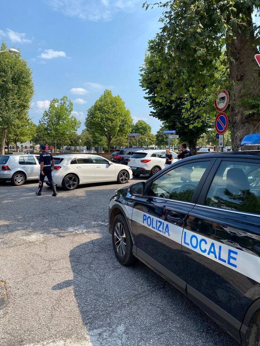 Doppio incidente alla rotatoria, ferita una donna