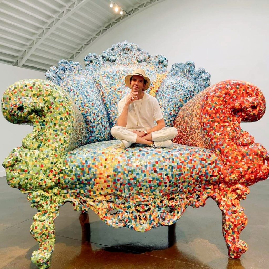 Mika in visita alla Fondazione Bisazza