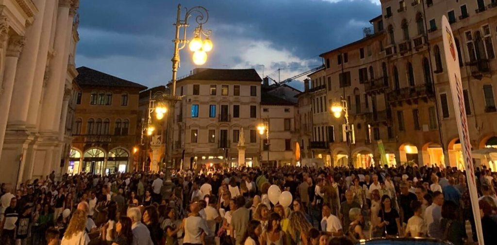 Perde il controllo e aggredisce la polizia locale durante la notte bianca, nei guai un 25enne