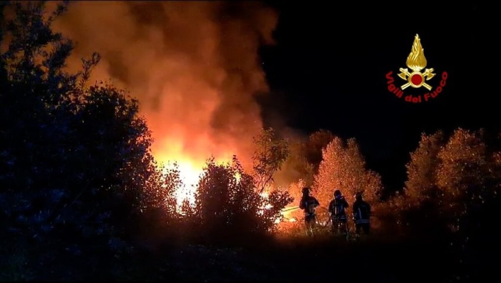 Incendio in zona artigianale, a fuoco cumulo di rifiuti e pneumatici: ipotesi dolo