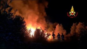 Incendio in zona artigianale, a fuoco cumulo di rifiuti e pneumatici: ipotesi dolo
