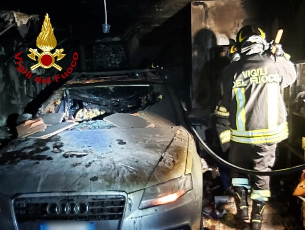 Fiamme nella villetta, danneggiate un’auto ed una piccola officina