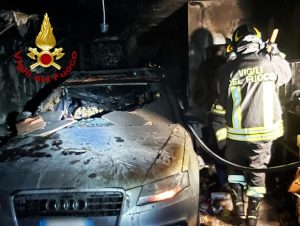 Fiamme nella villetta, danneggiate un’auto ed una piccola officina