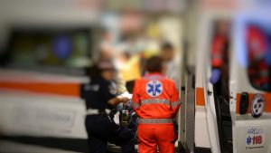 Bidello seminudo trovato morto nel bagno, giallo in una scuola a Vicenza