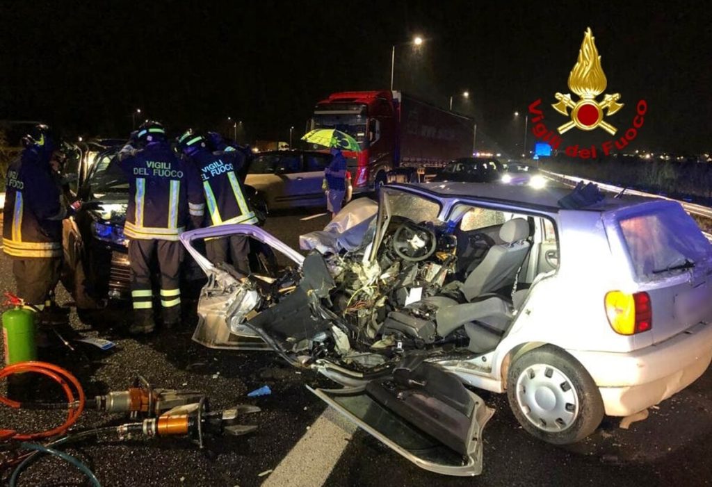 Terribile schianto tra auto: tre i feriti