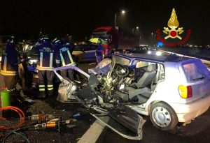 Terribile schianto tra auto: tre i feriti
