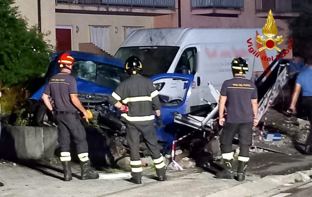 Esce di strada con il furgone e finisce contro un muretto: passeggera in codice rosso