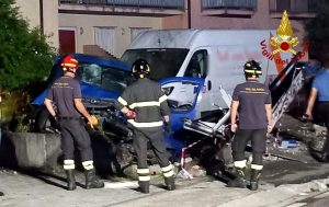 Esce di strada con il furgone e finisce contro un muretto: passeggera in codice rosso