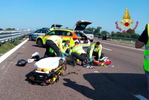 Incidente in austrada, motociclista e passeggera sbalzati sull'asfalto