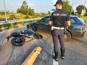 Schianto moto-auto, 22enne cade a terra: portato in ospedale in codice giallo