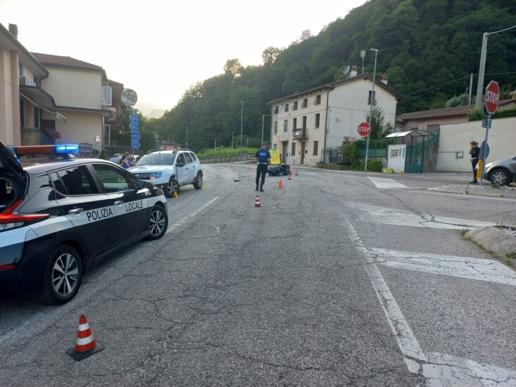 Ciclomotore finisce contro un’auto, ferito un 24enne