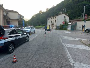 Ciclomotore finisce contro un’auto, ferito un 24enne