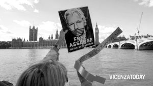 «Assange libero e cittadino onorario»: al via la raccolta firme in piazza Biade