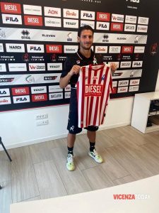 Laezza si presenta sfoggiando la promozione con la regia