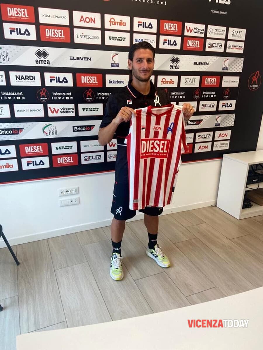 Laezza si presenta sfoggiando la promozione con la regia