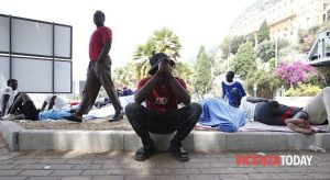 Migranti "scaricati" davanti al Comune, il sindaco scrive al ministro Piantedosi