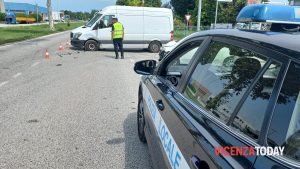 Un furgone urta una vettura: la conducente dell'auto finisce in ospedale