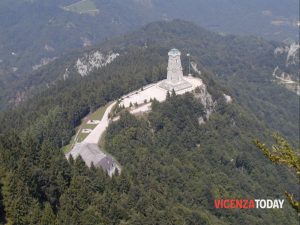 Malore in passeggiata, si accascia terra e muore ai piedi dell'Ossario