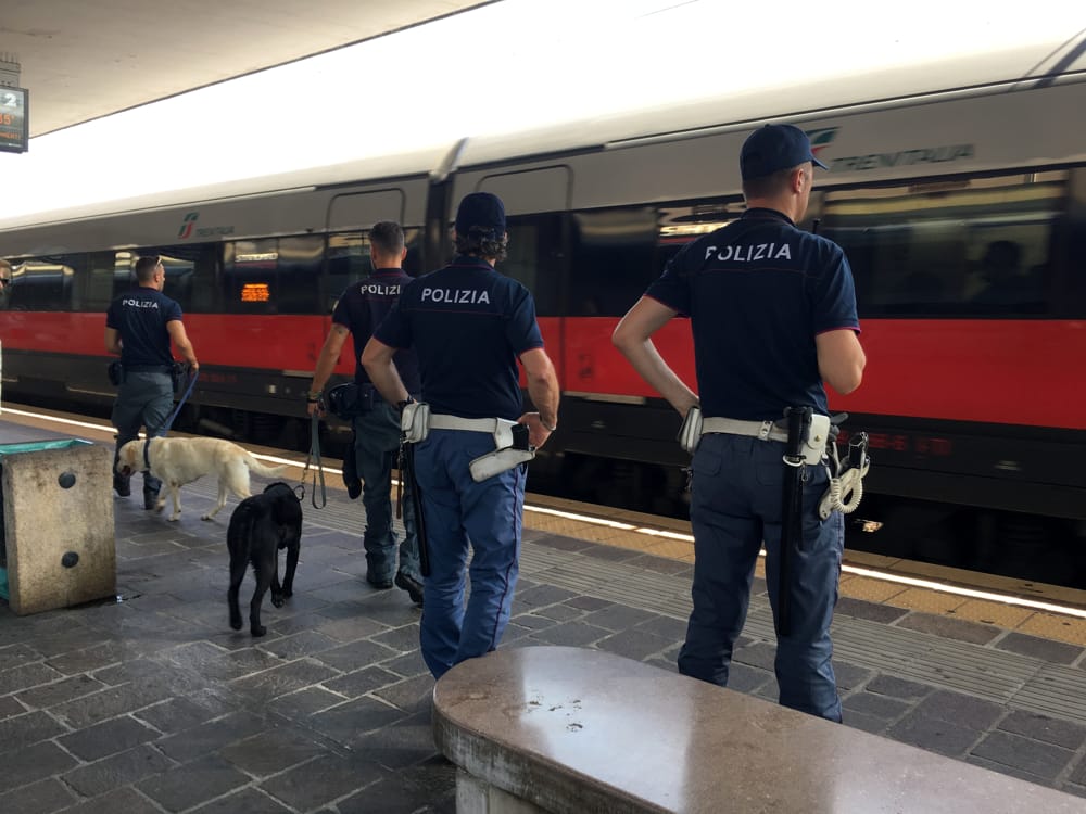 Disturba e molesta i passeggeri in stazione: 25enne allontanata per un anno