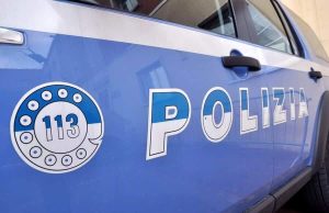 Caos dopo un controllo di polizia, magrebino si denuda e devasta la volante: arrestato