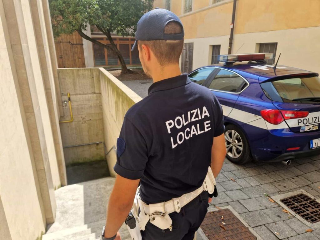 Ragazzi molesti creano disordine al park sotterraneo