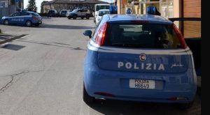 Pugni e spintoni alla cassiera, arrestata una 50enne