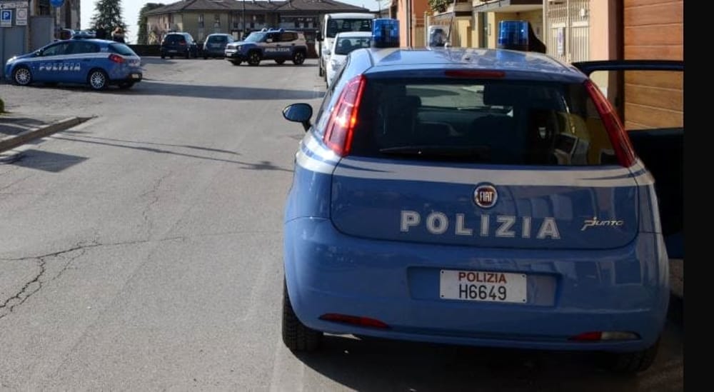 Pugni e spintoni alla cassiera, arrestata una 50enne