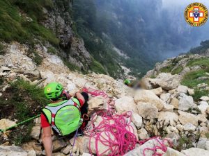 Escursionista incrodato sopra un salto di roccia, recuperato dal Soccorso alpino