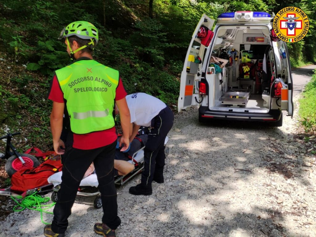 Si infortuna in passeggiata con moglie e nipote: 59enne recuperato dal Soccorso alpino