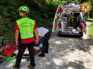 Si infortuna in passeggiata con moglie e nipote: 59enne recuperato dal Soccorso alpino