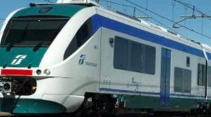 Passeggero ubriaco e senza biglietto si addormenta, treno parte in ritardo