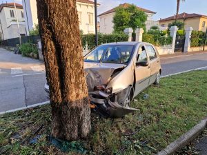 Esce di strada con l'auto e va a sbattere contro un albero