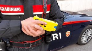 Ubriaco si rifiuta di sottoporsi all’alcoltest, aggredisce i carabinieri: vede il taser e si calma