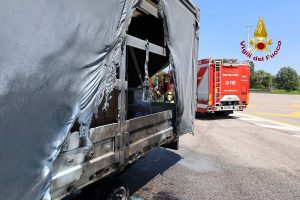 Furgone in fiamme al casello di Vicenza Ovest (VIDEO)